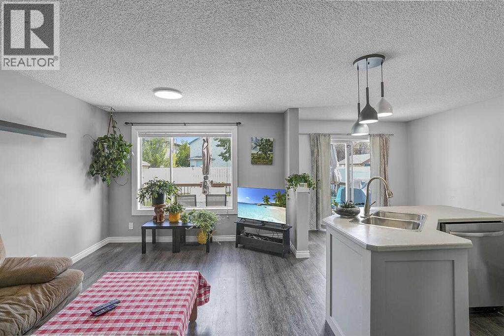 274 Somerside Park SW, Calgary, Alberta  T2Y 3G5 - Photo 4 - A2326557