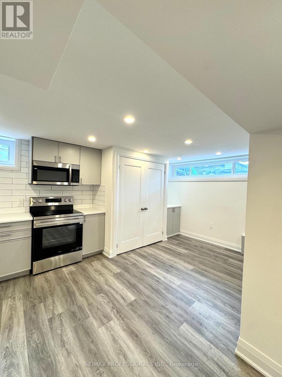24 Millburn Drive, Toronto, Ontario  M9B 2W9 - Photo 21 - W13526944