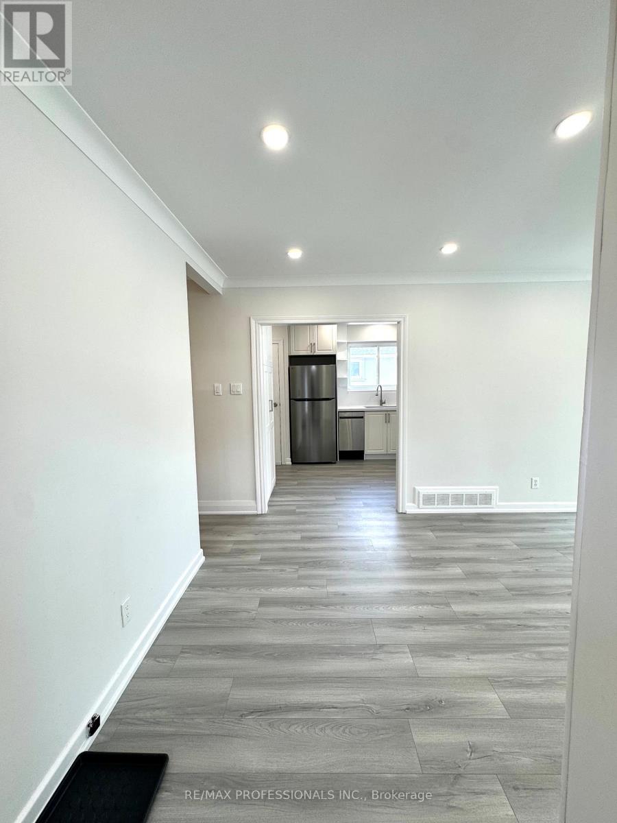 24 Millburn Drive, Toronto, Ontario  M9B 2W9 - Photo 3 - W13526944