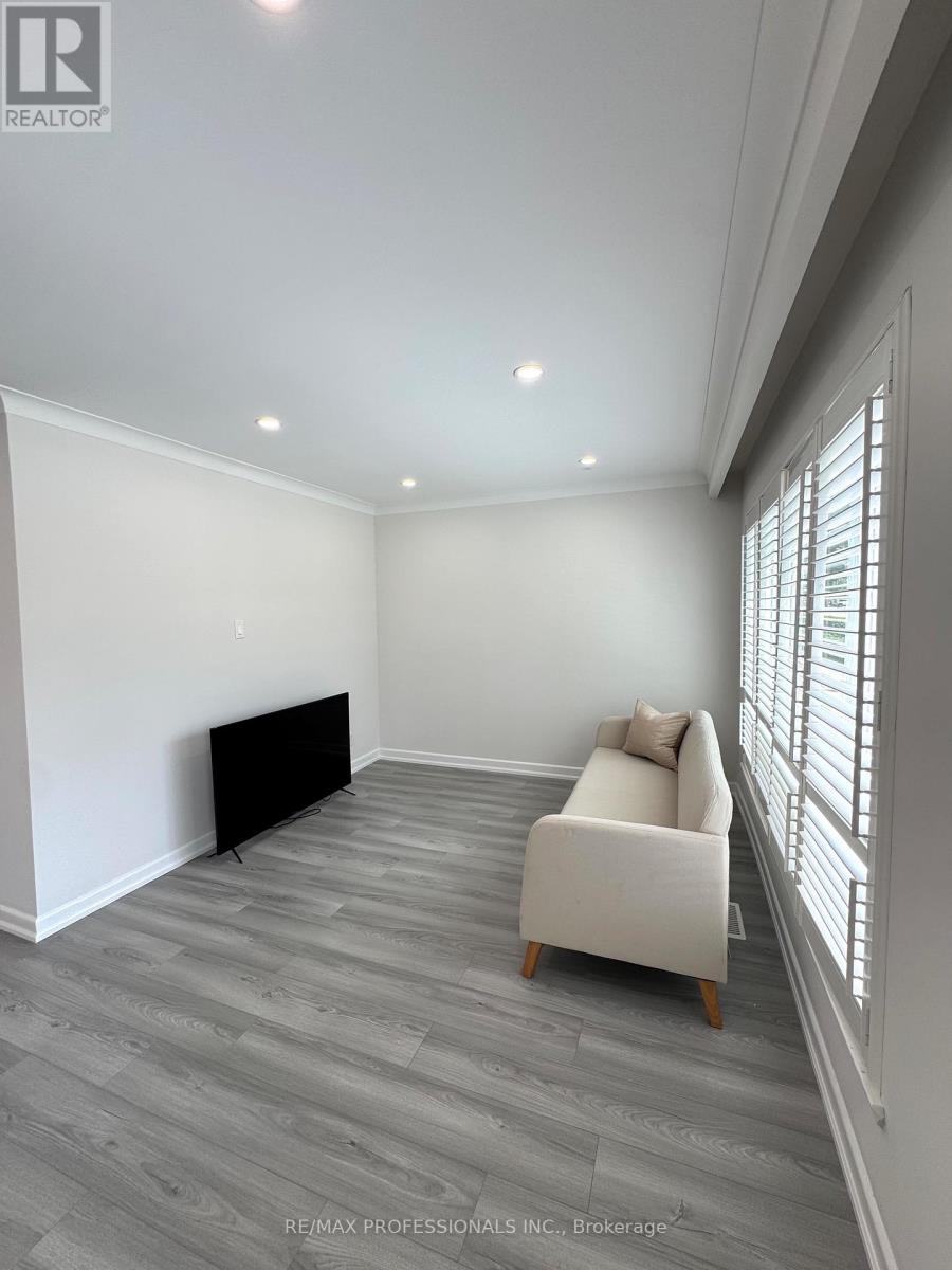 24 Millburn Drive, Toronto, Ontario  M9B 2W9 - Photo 6 - W13526944