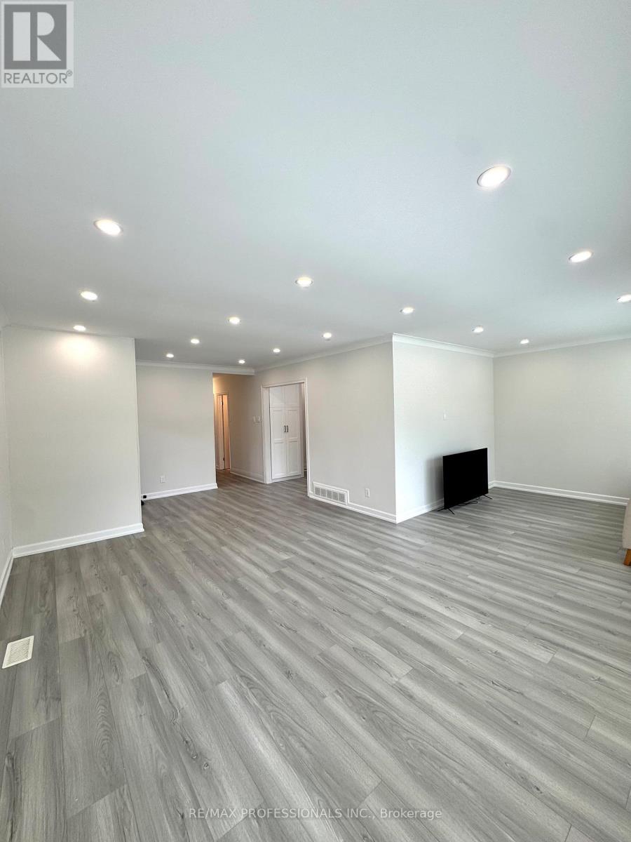 24 Millburn Drive, Toronto, Ontario  M9B 2W9 - Photo 7 - W13526944