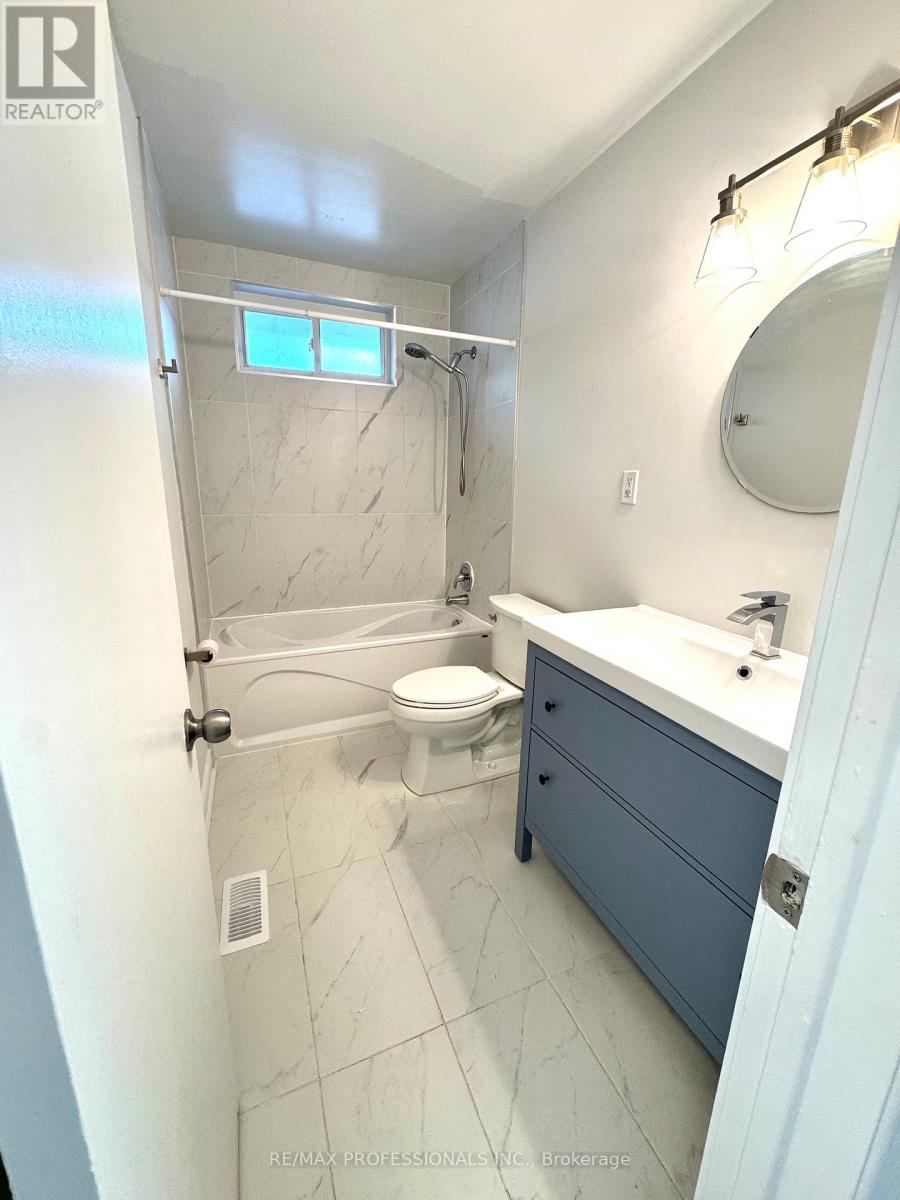 Main - 24 Millburn Drive, Toronto, Ontario  M9B 2W9 - Photo 11 - W13526982
