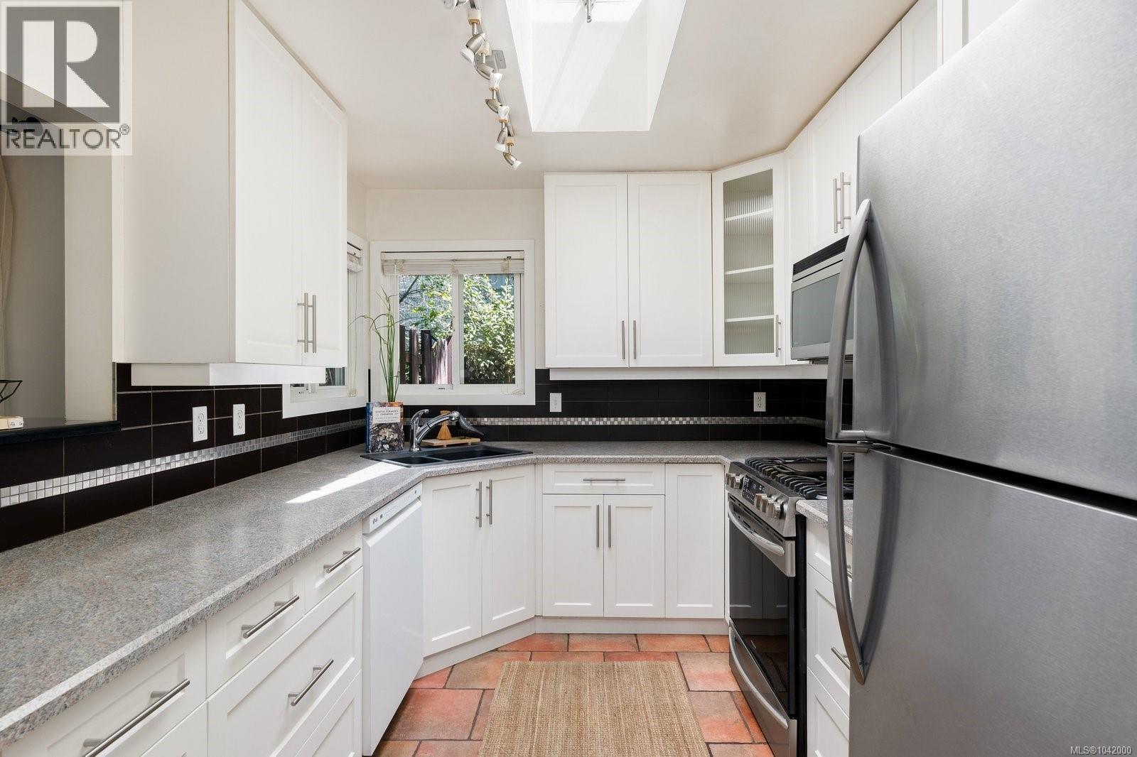 1630 Christmas Ave, Saanich, British Columbia  V8P 2X2 - Photo 6 - 1042000