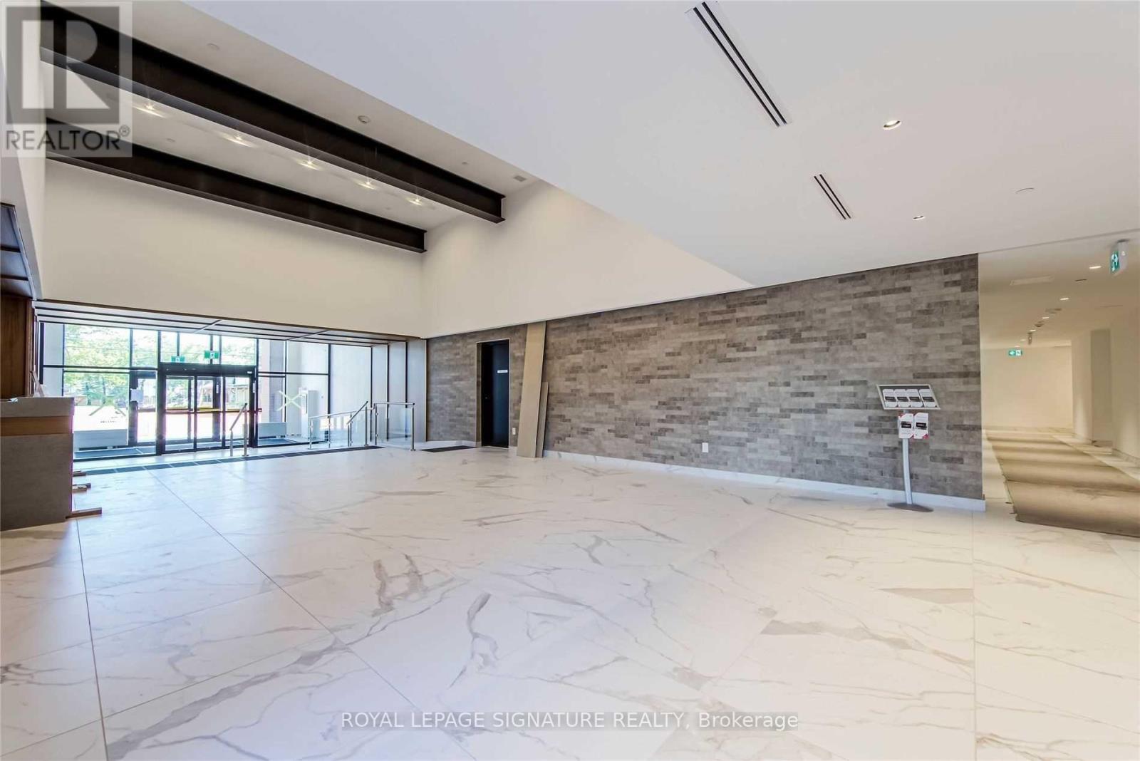 706 - 2300 St Clair Avenue W, Toronto, Ontario M6N 0B3 - Photo 2 - W13527434
