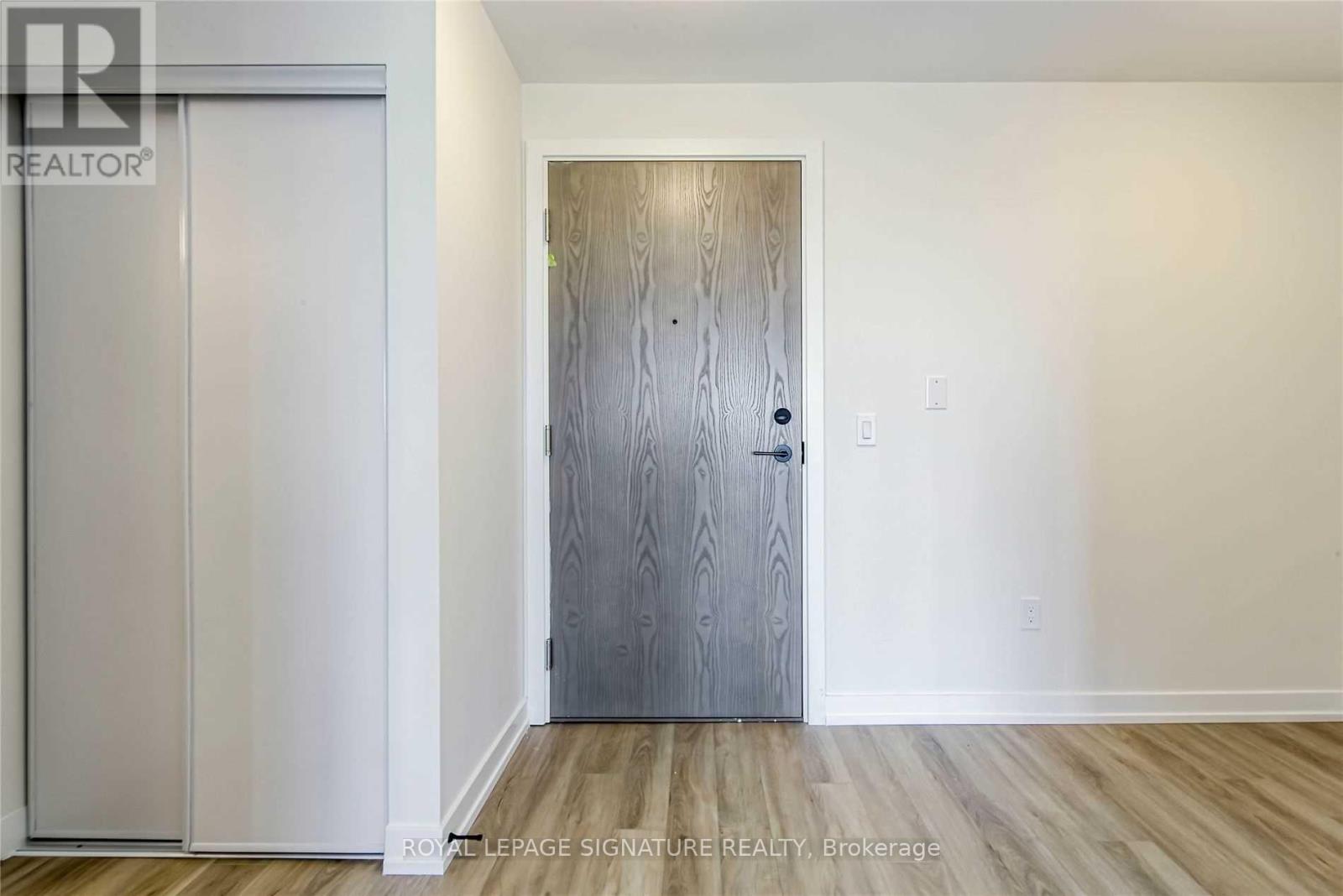 706 - 2300 St Clair Avenue W, Toronto, Ontario M6N 0B3 - Photo 3 - W13527434