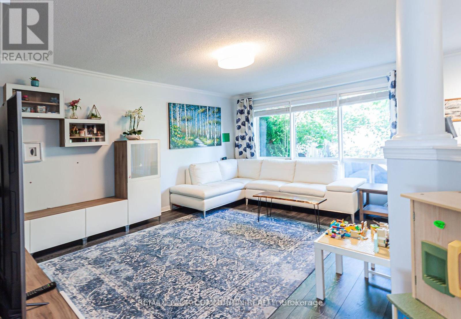 688 Hamilton Crescent, Milton, Ontario L9T 6H1 - Photo 4 - W13527504