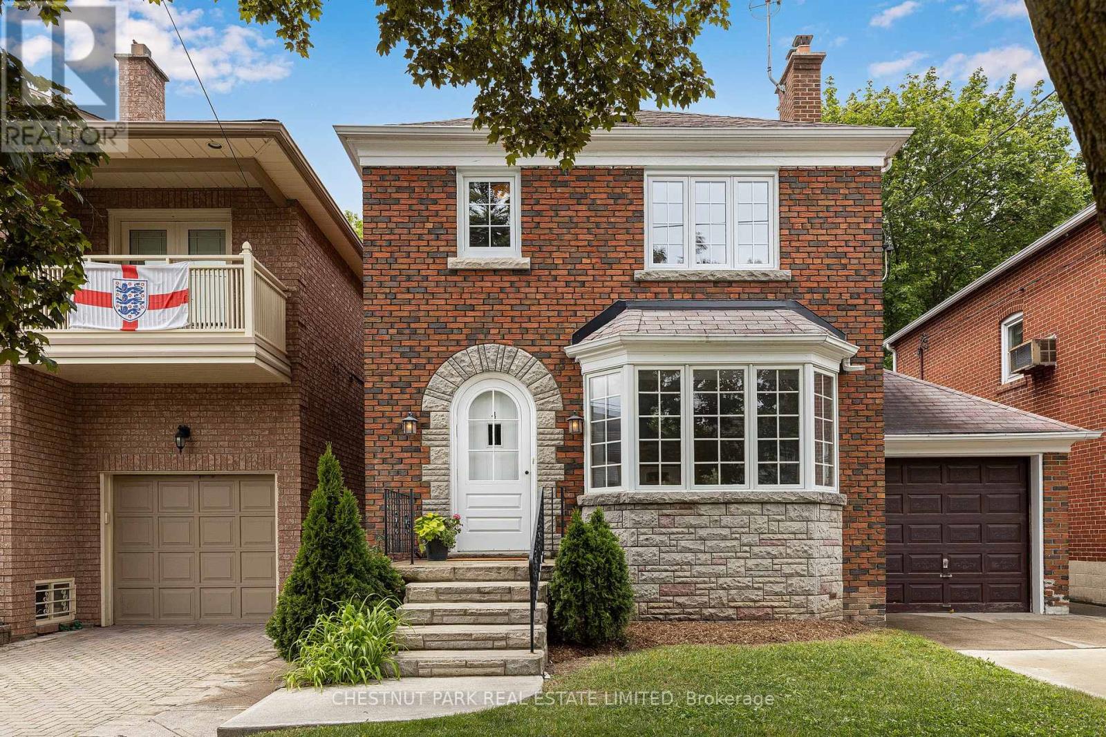 4 Roxville Avenue, Toronto, Ontario  M4G 3P8 - Photo 2 - C13527796