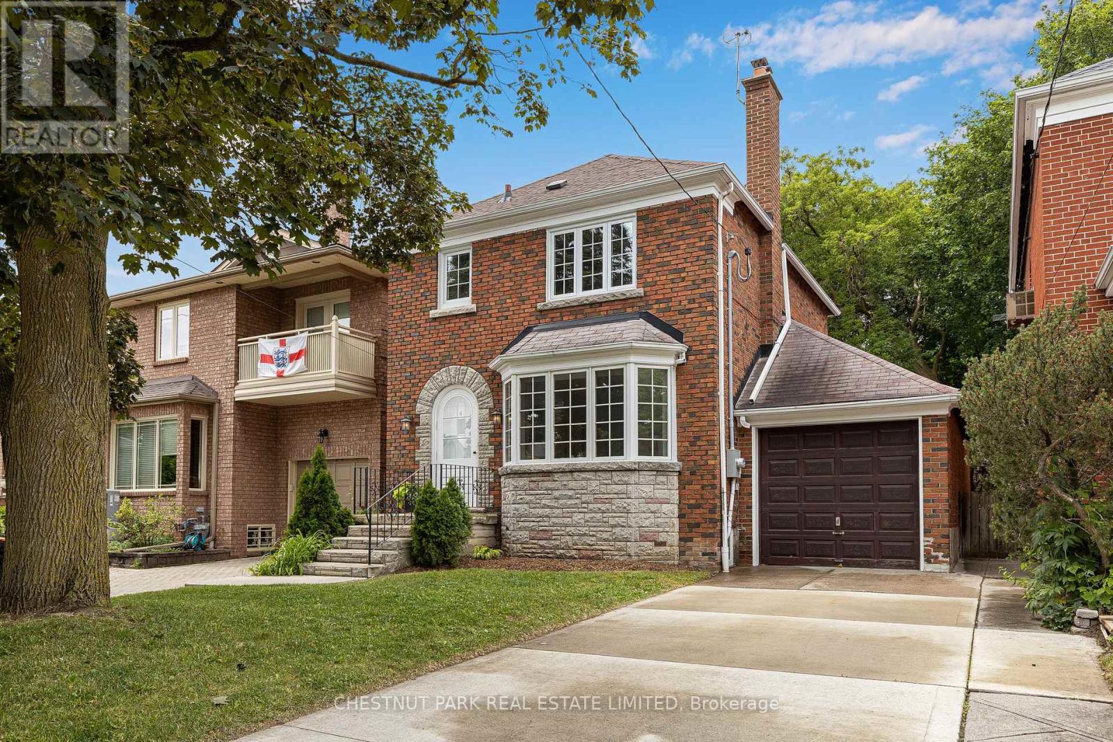 4 Roxville Avenue, Toronto, Ontario  M4G 3P8 - Photo 3 - C13527796