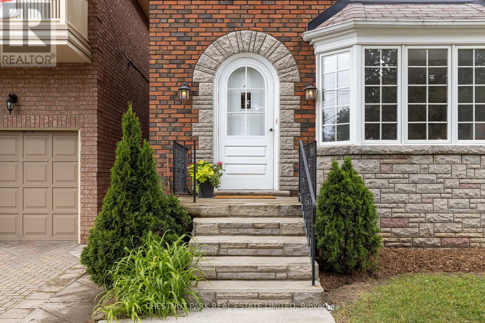 4 Roxville Avenue, Toronto, Ontario  M4G 3P8 - Photo 4 - C13527796