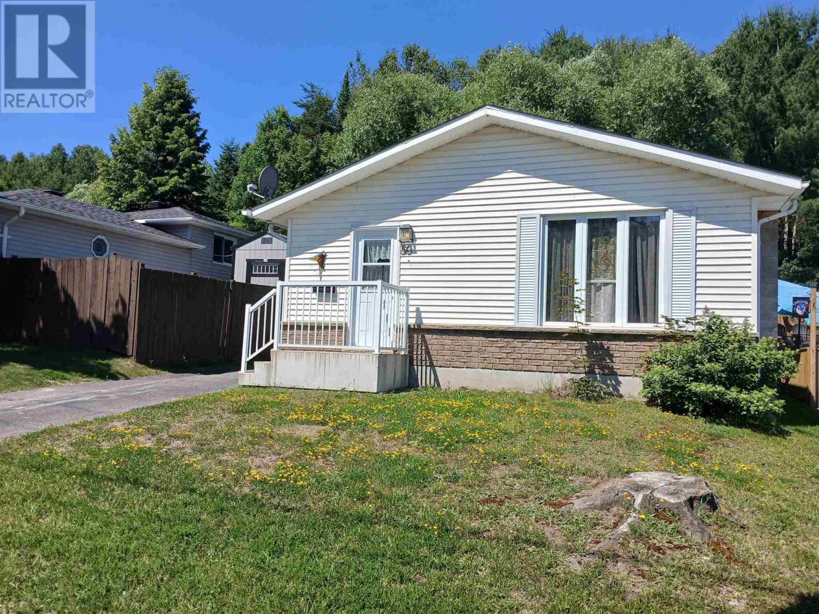 50 Hergott Ave, Elliot Lake, Ontario  P5A 3A8 - Photo 2 - SM261730