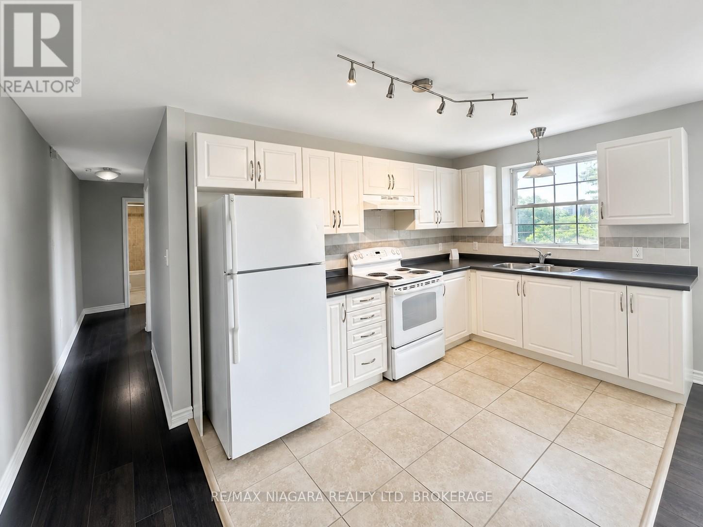 8 - 143 Westchester Crescent, St. Catharines, Ontario  L2P 2N8 - Photo 4 - X13528068