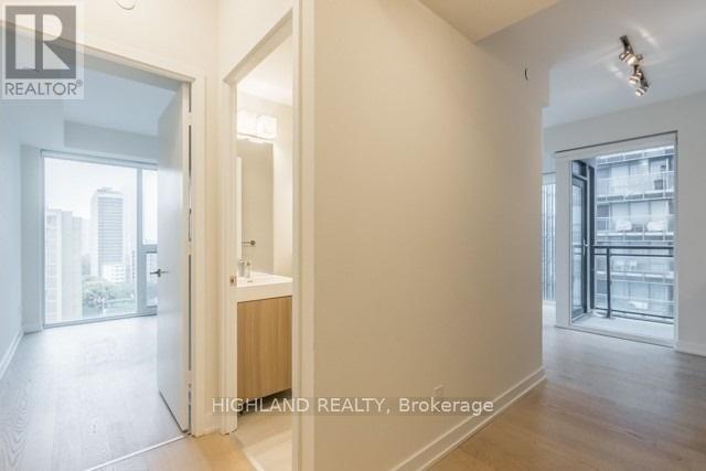 1307 - 17 Dundonald Street, Toronto, Ontario  M4Y 1K3 - Photo 3 - C13528228