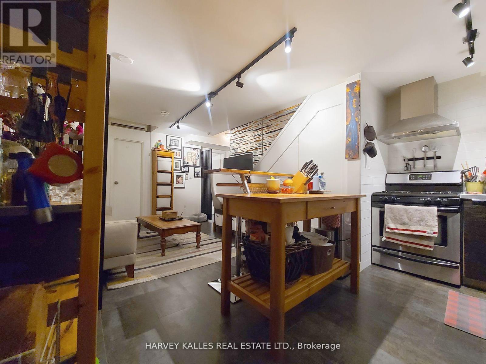 B1 - 214 Bathurst Street, Toronto, Ontario  M5T 2R9 - Photo 2 - C13526526