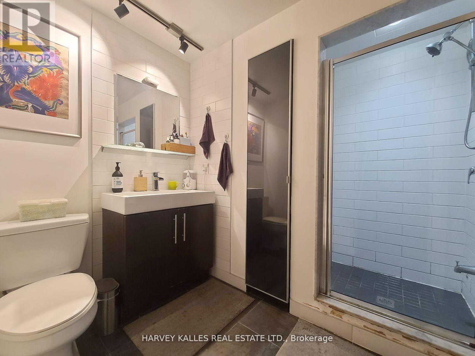 B1 - 214 Bathurst Street, Toronto, Ontario  M5T 2R9 - Photo 3 - C13526526