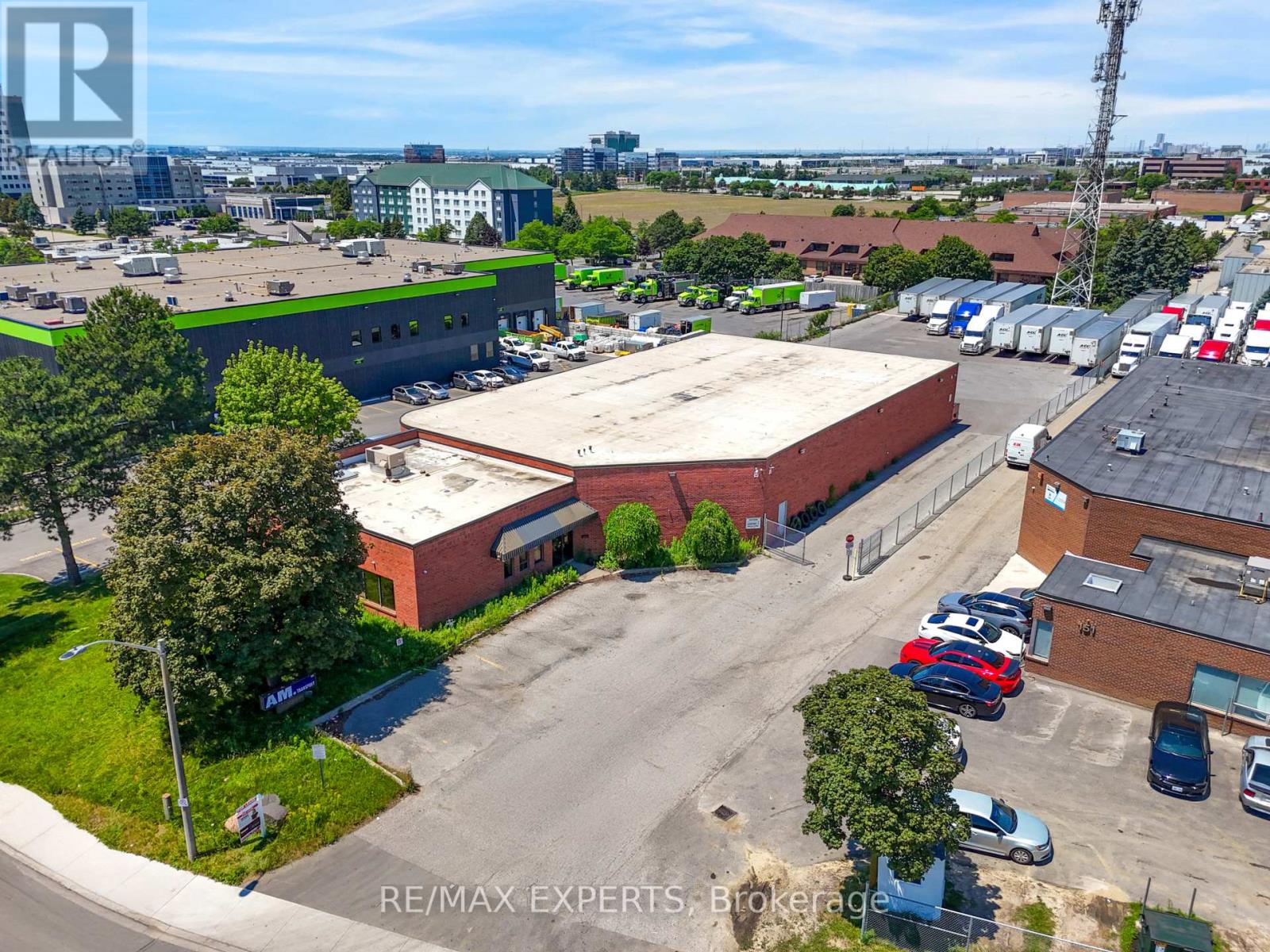 135 WATLINE AVENUE, Mississauga, Ontario