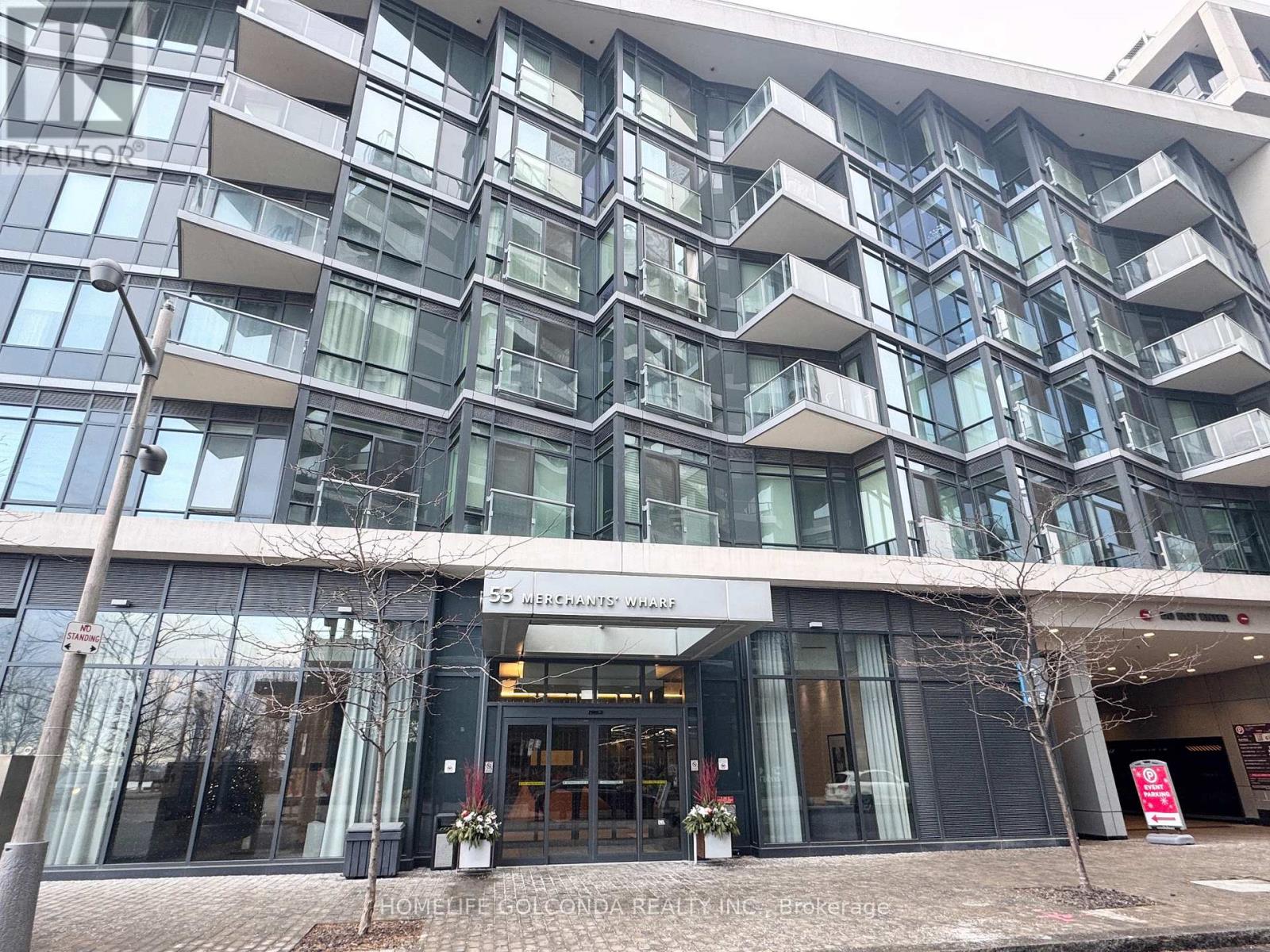 <div class="slider-price">$1,698,000</div><p>324 - 55 Merchants' Wharf Street, Toronto, Ontario</p>