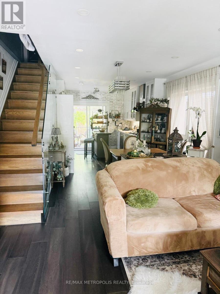 Main & Upper - 383 Coxwell Avenue, Toronto, Ontario  M4L 3B8 - Photo 17 - E13528258