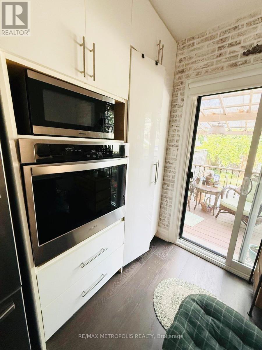 Main & Upper - 383 Coxwell Avenue, Toronto, Ontario  M4L 3B8 - Photo 39 - E13528258