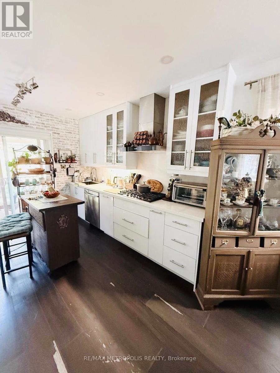 Main & Upper - 383 Coxwell Avenue, Toronto, Ontario  M4L 3B8 - Photo 6 - E13528258