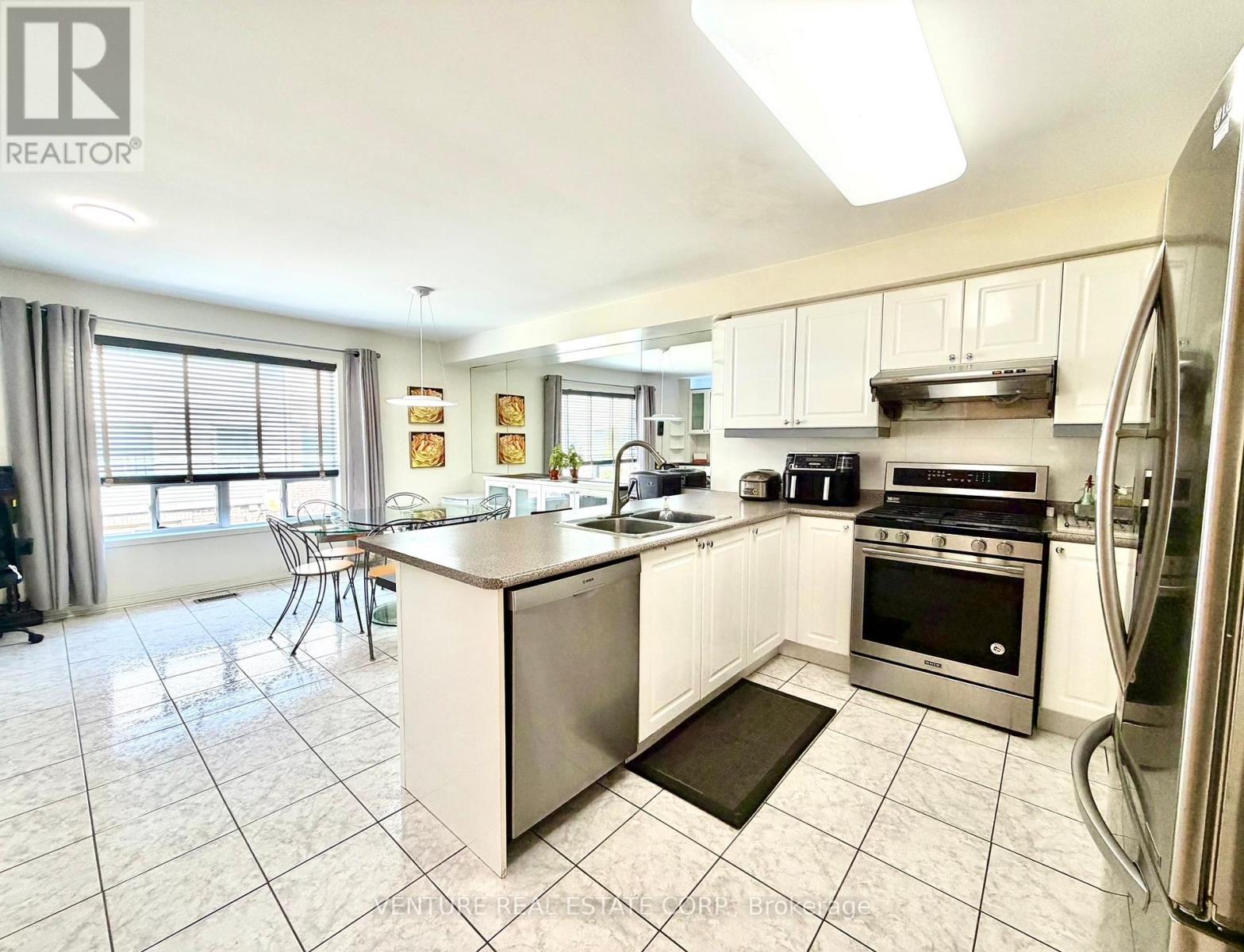 65 Mike Myers Drive, Toronto, Ontario  M1P 5G4 - Photo 5 - E13528350