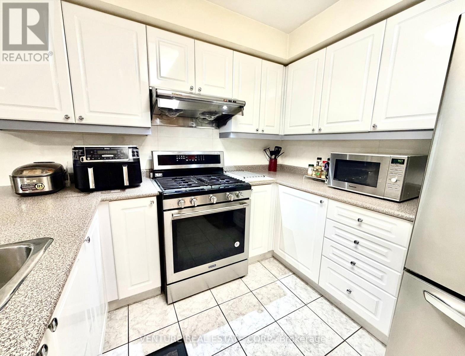 65 Mike Myers Drive, Toronto, Ontario  M1P 5G4 - Photo 6 - E13528350
