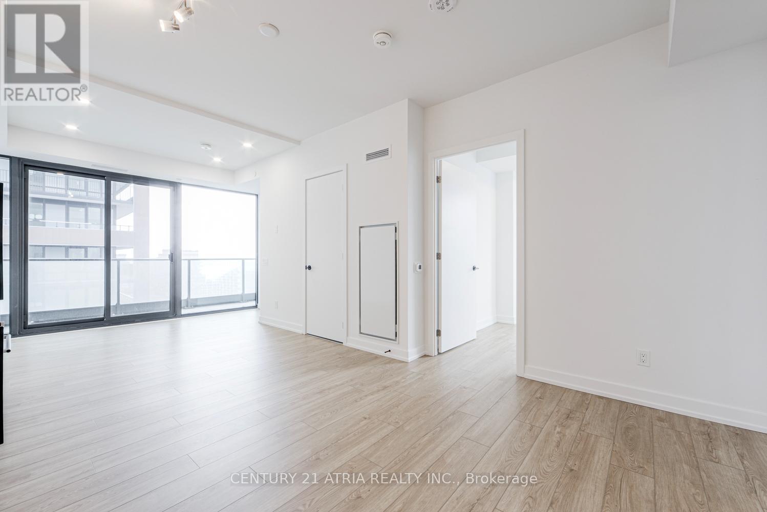 <div class="slider-price">$774,900</div><p>1804 - 35 Parliament Street, Toronto, Ontario</p>