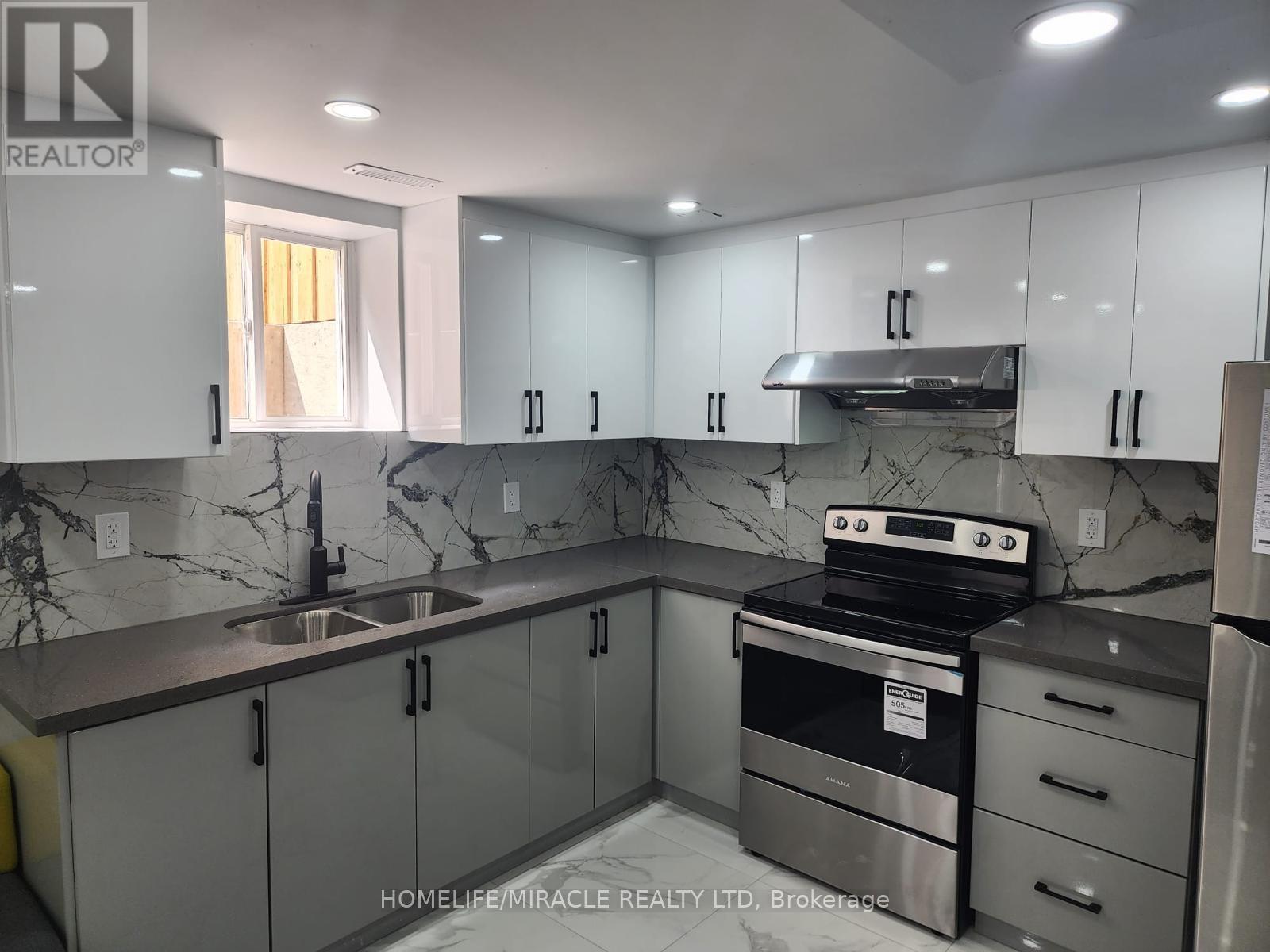 137 Sunforest Drive, Brampton, Ontario L6Z 4B2 - Photo 2 - W13528498