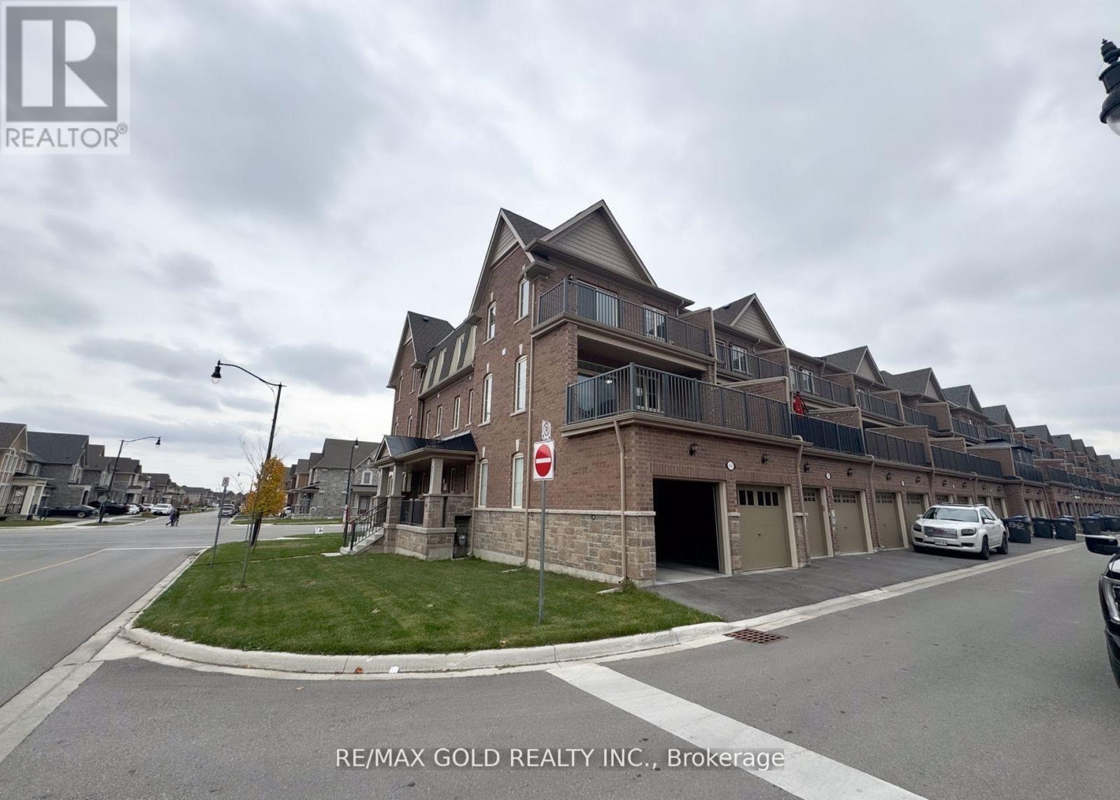 60 Remembrance Road, Brampton (Northwest Brampton), Ontario  L7A 0A7 - Photo 2 - W13528536