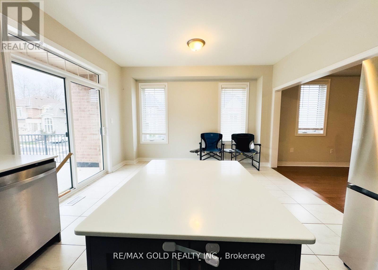60 Remembrance Road, Brampton (Northwest Brampton), Ontario  L7A 0A7 - Photo 5 - W13528536
