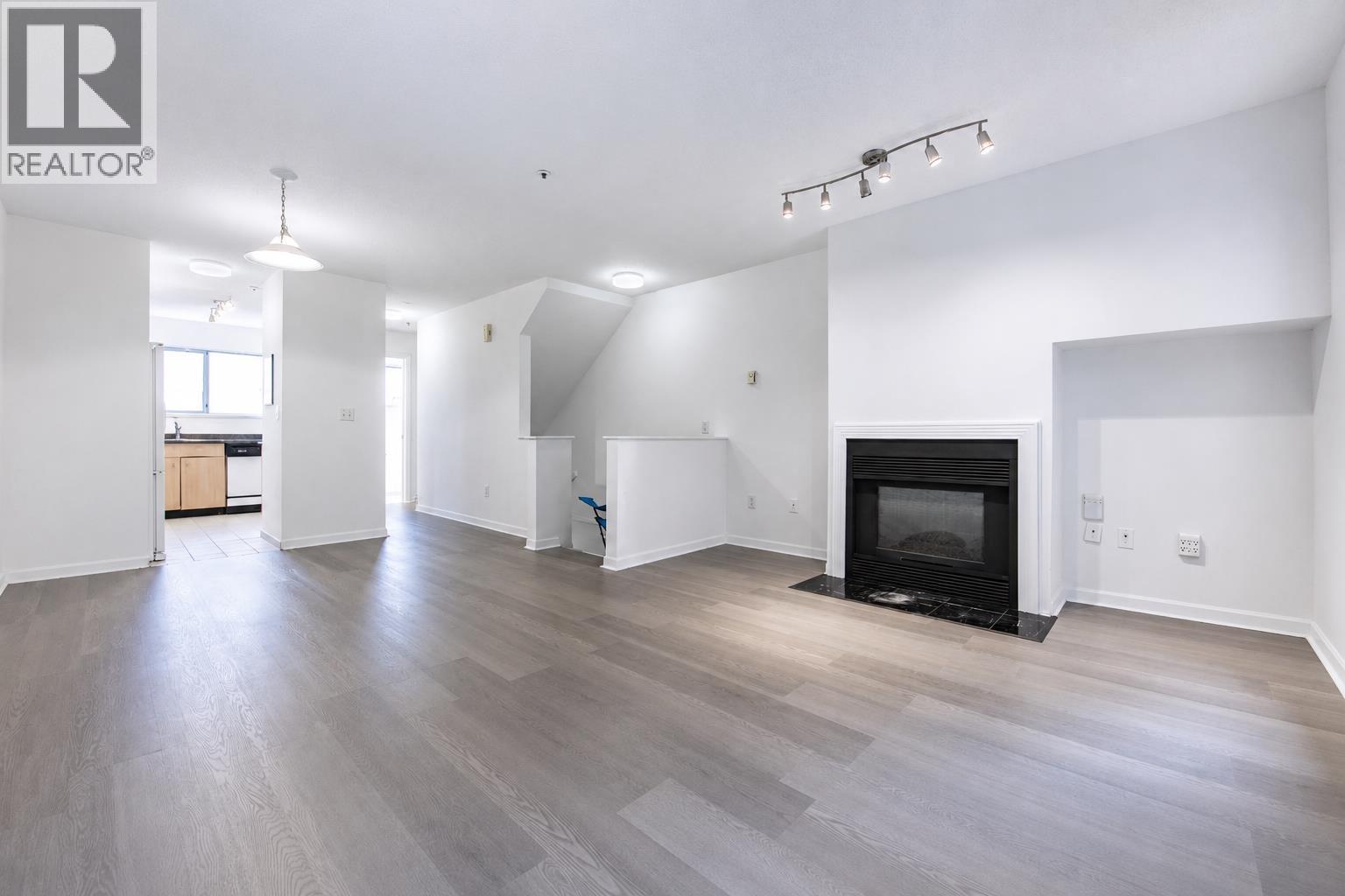 202 3683 Wellington Avenue, Vancouver, British Columbia  V5R 4Z5 - Photo 2 - R3142241