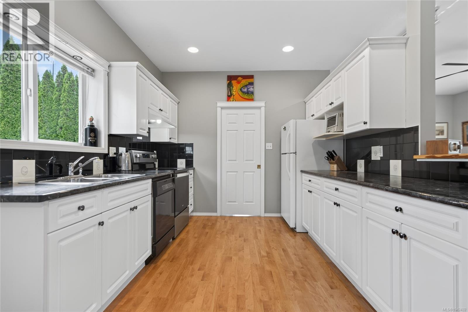 3377 Primrose St, Cumberland, British Columbia  V0R 1S0 - Photo 4 - 1042432
