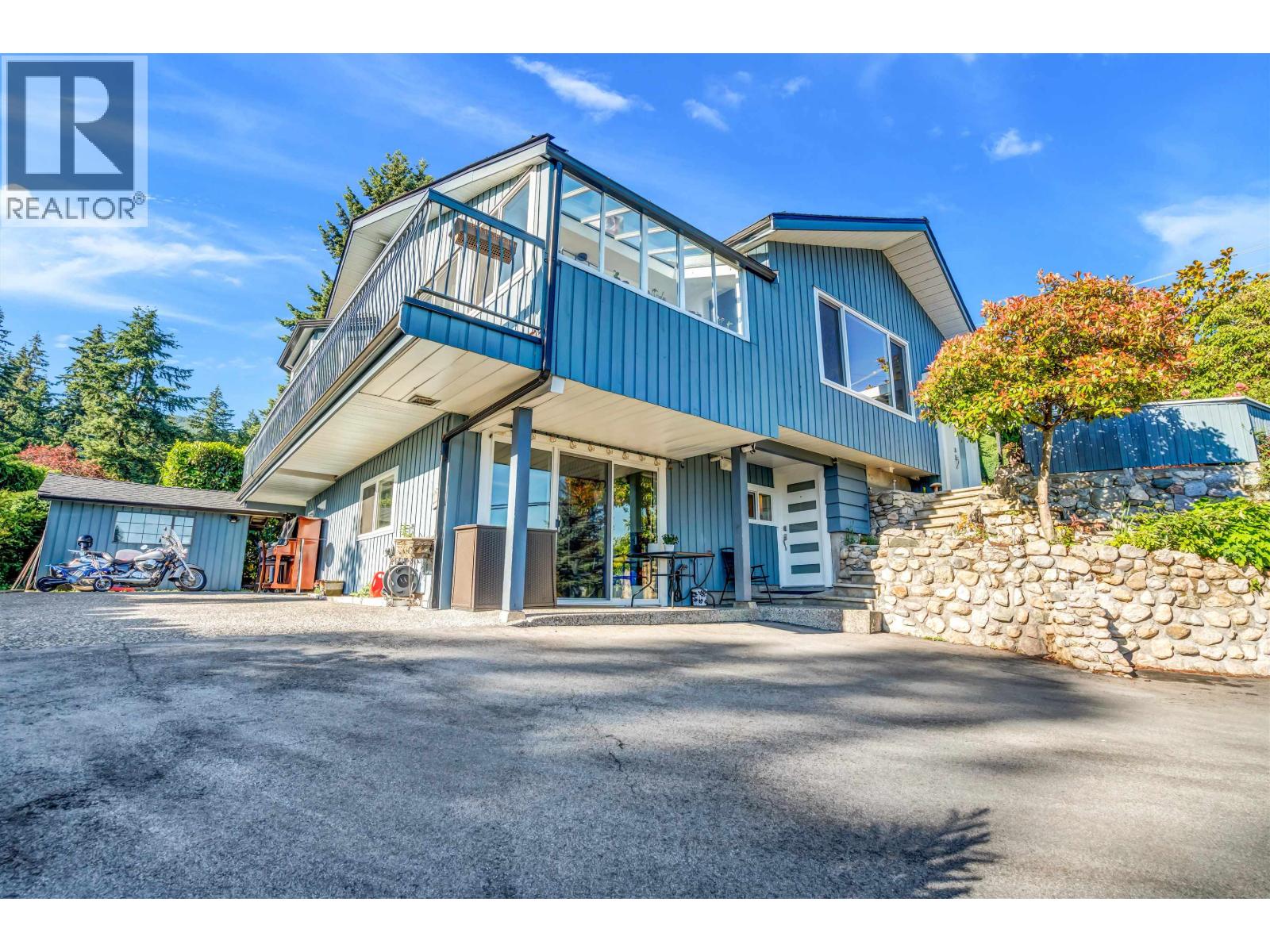 300 W BALMORAL ROAD