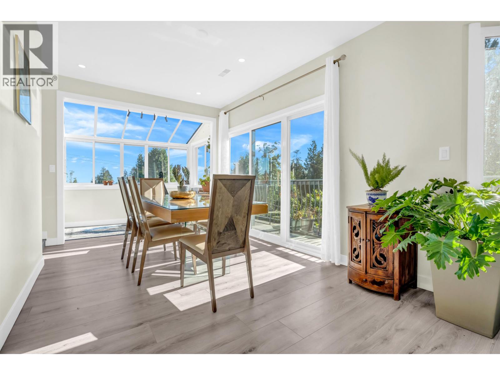 300 W BALMORAL ROAD