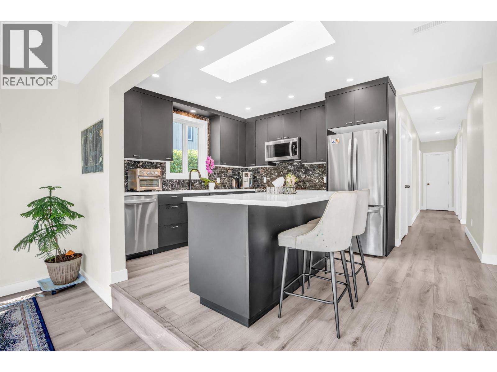 300 W BALMORAL ROAD