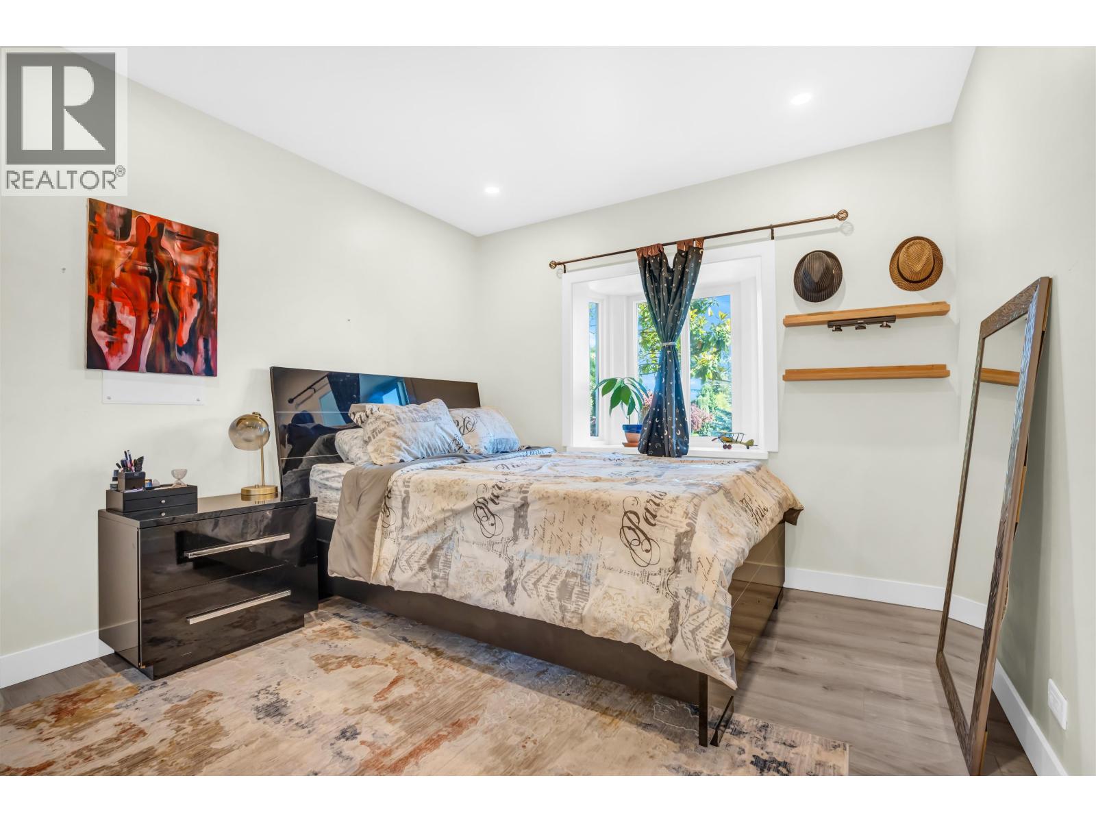 300 W BALMORAL ROAD