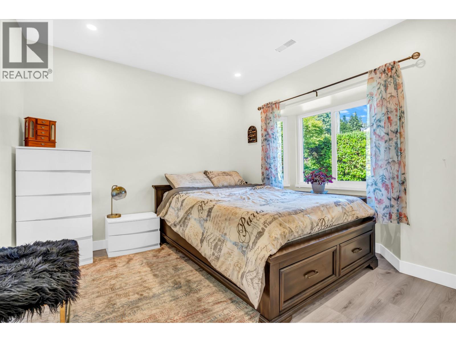 300 W BALMORAL ROAD