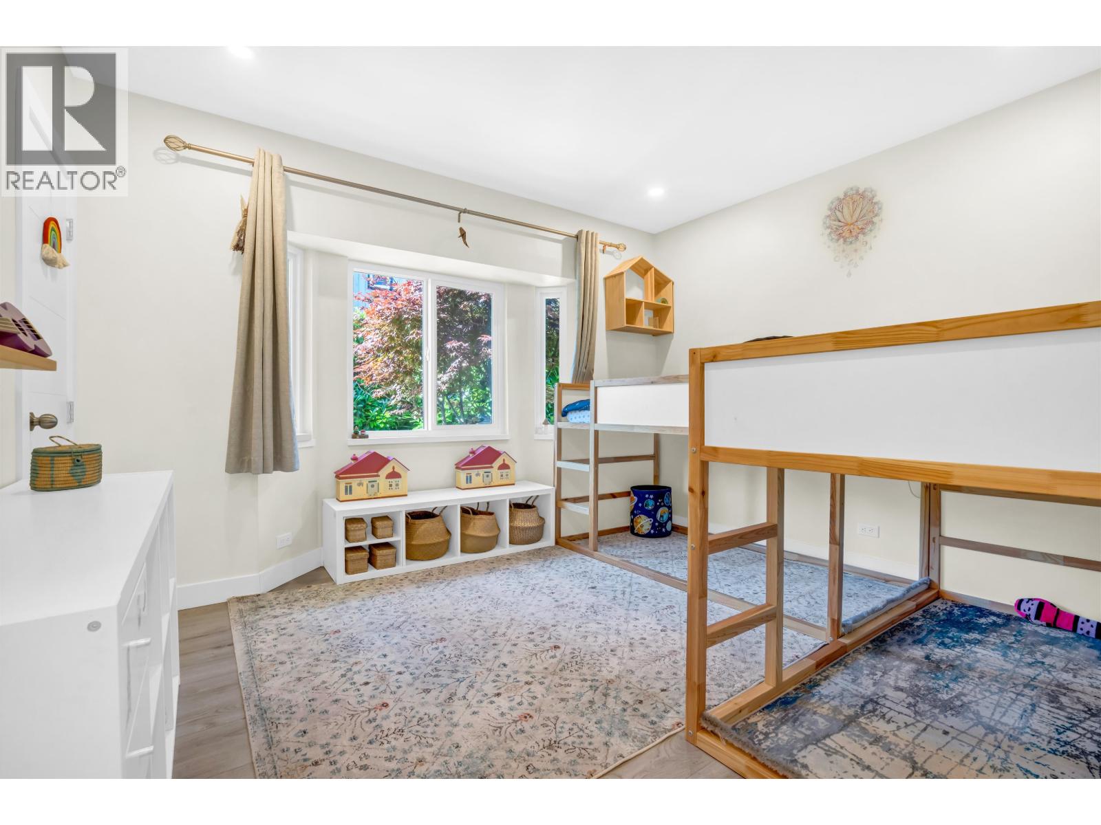 300 W BALMORAL ROAD