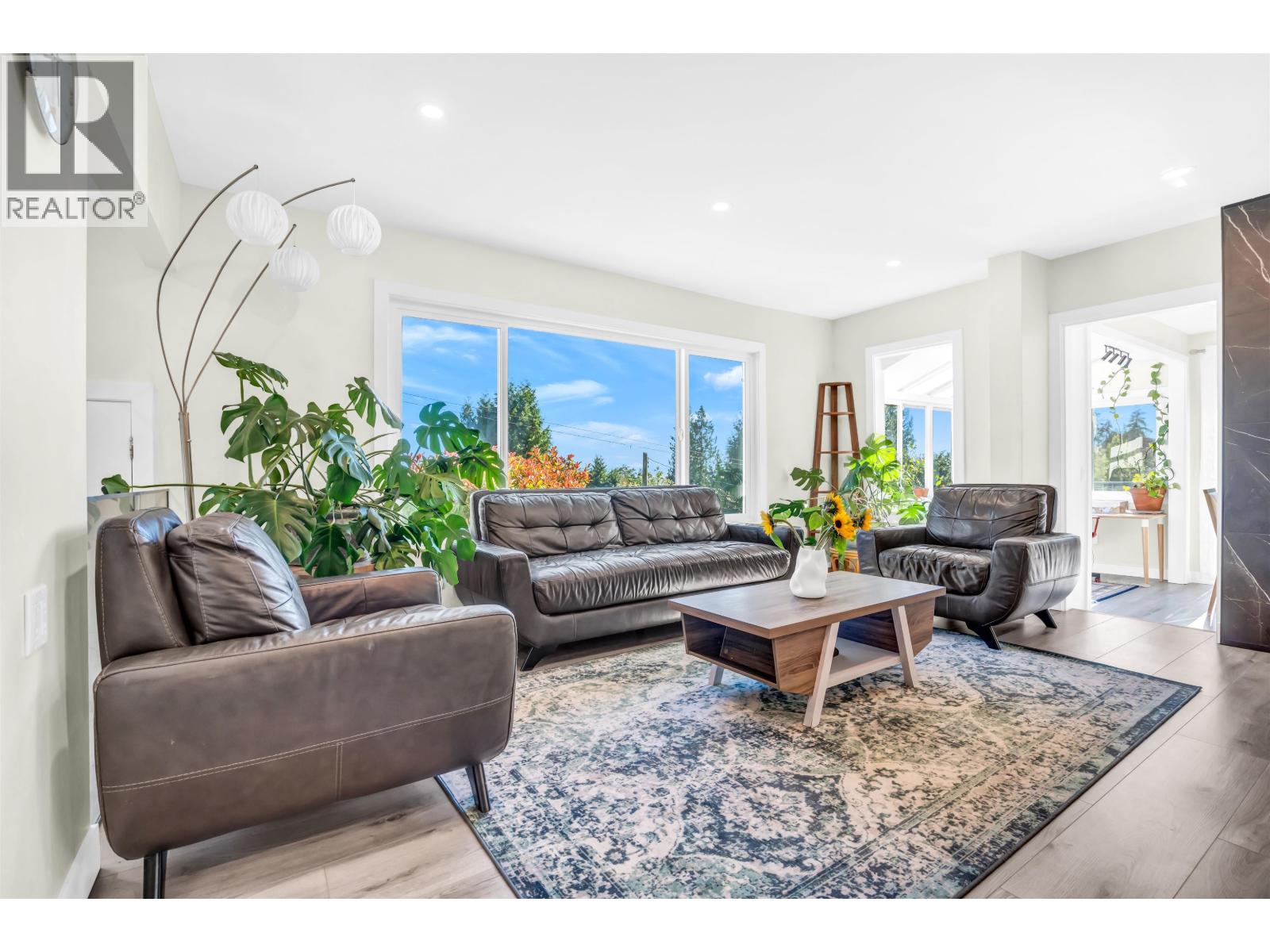 300 W BALMORAL ROAD