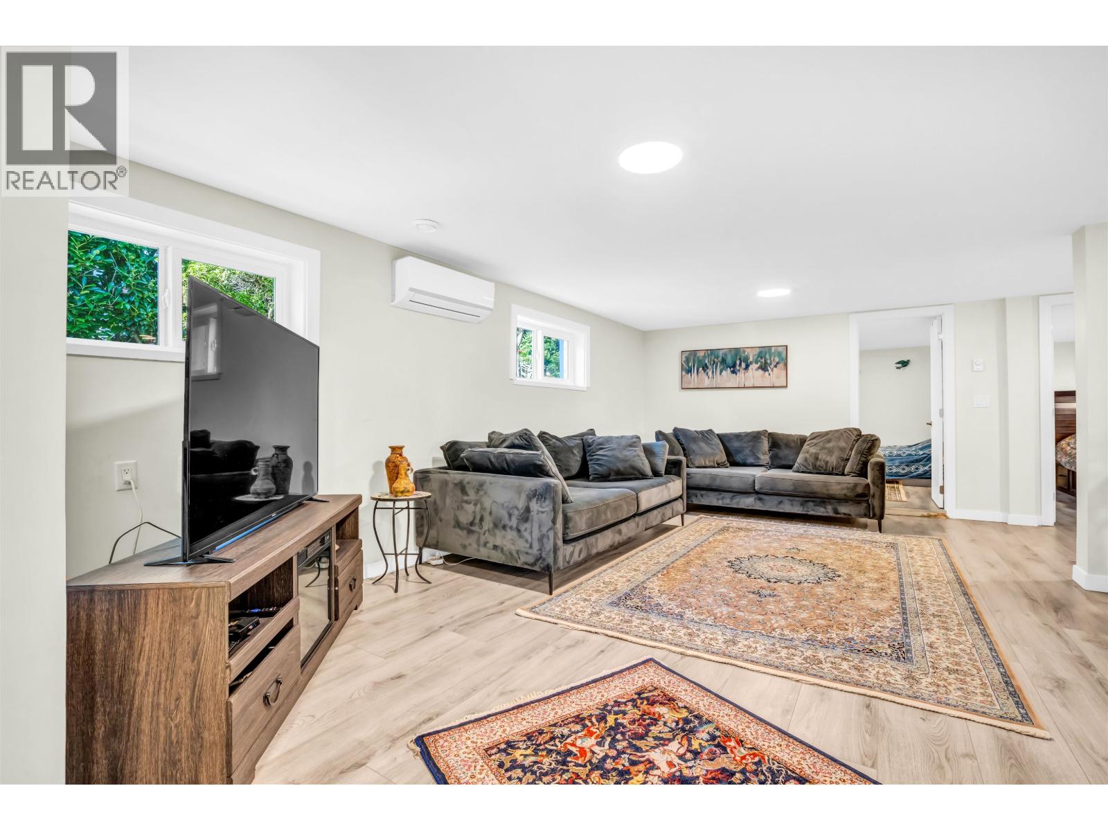 300 W BALMORAL ROAD