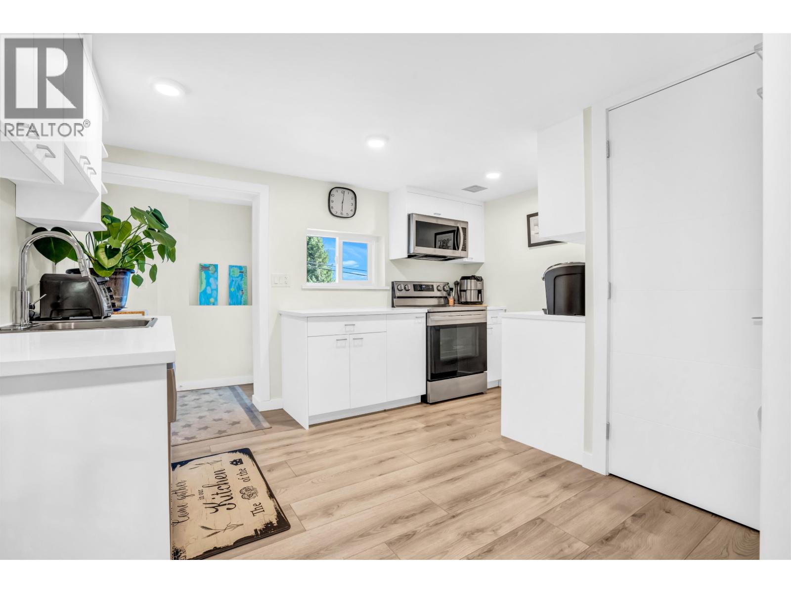 300 W BALMORAL ROAD