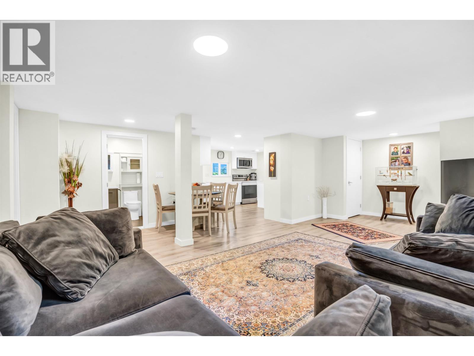 300 W BALMORAL ROAD