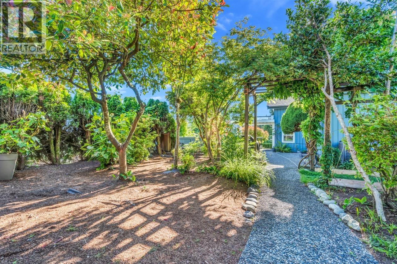 300 W BALMORAL ROAD
