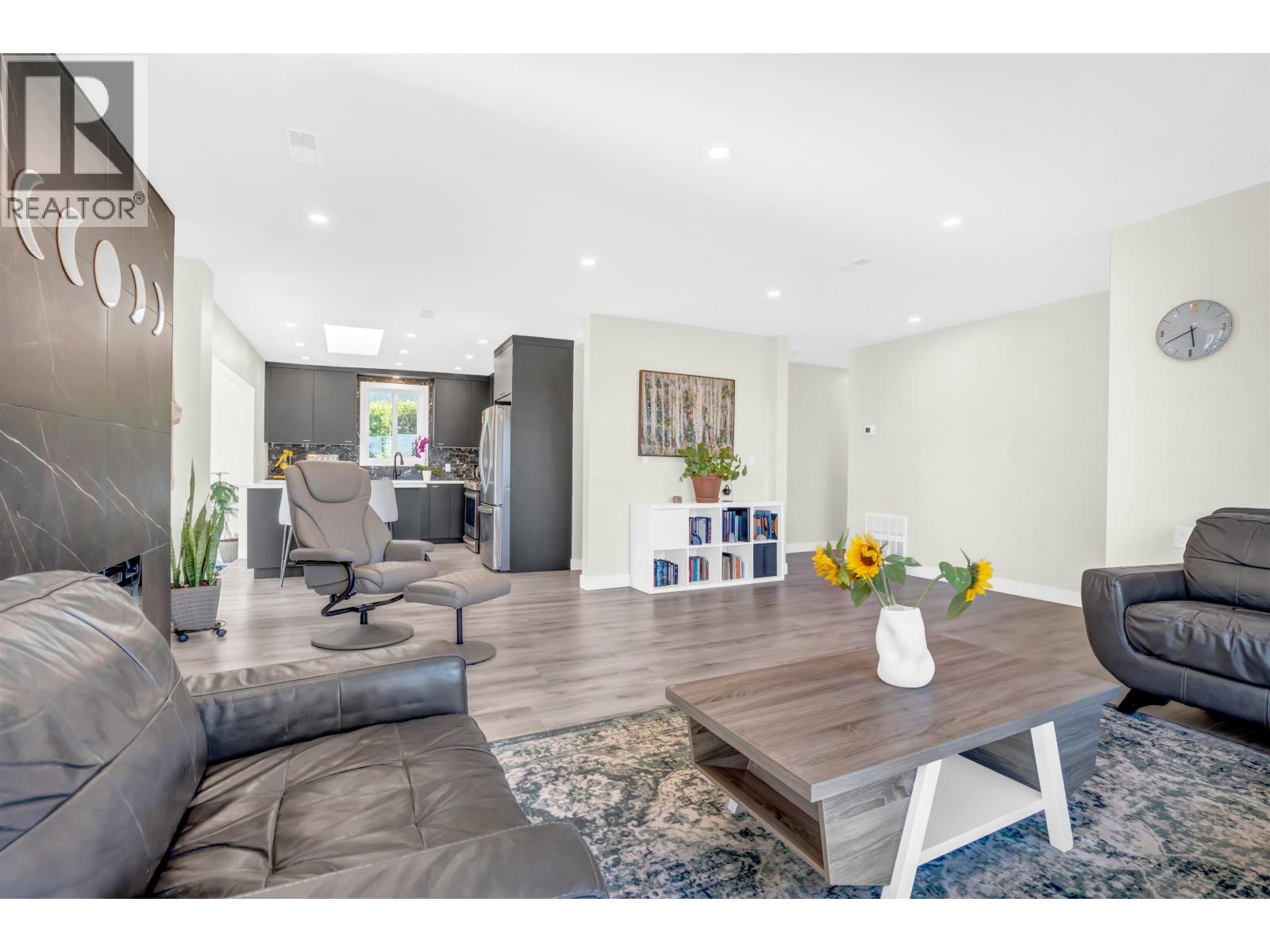 300 W BALMORAL ROAD