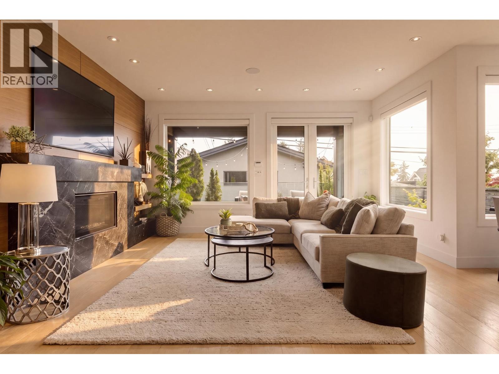 351 W 28th Street, North Vancouver, British Columbia  V7N 2J2 - Photo 3 - R3143015