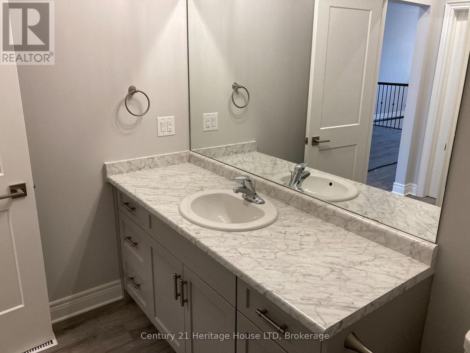 8427 Willoughby Drive E, Niagara Falls, Ontario  L2G 6X4 - Photo 2 - X13529004