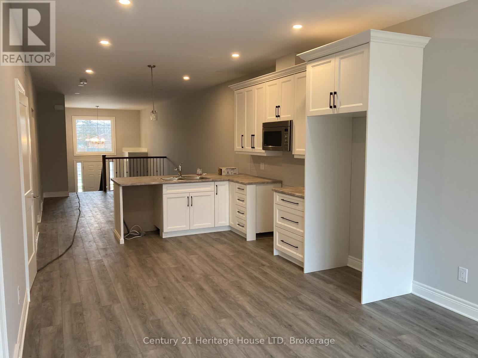 8427 Willoughby Drive E, Niagara Falls, Ontario  L2G 6X4 - Photo 3 - X13529004