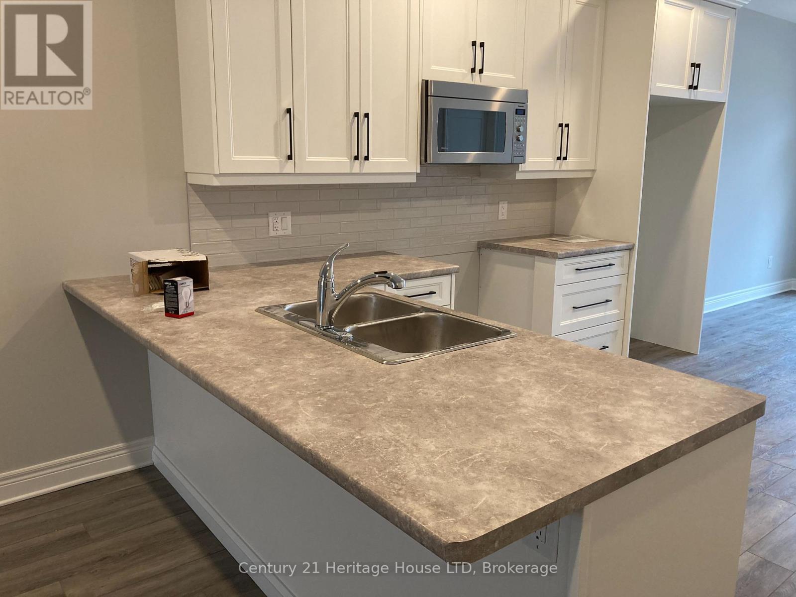 8427 Willoughby Drive E, Niagara Falls, Ontario  L2G 6X4 - Photo 5 - X13529004