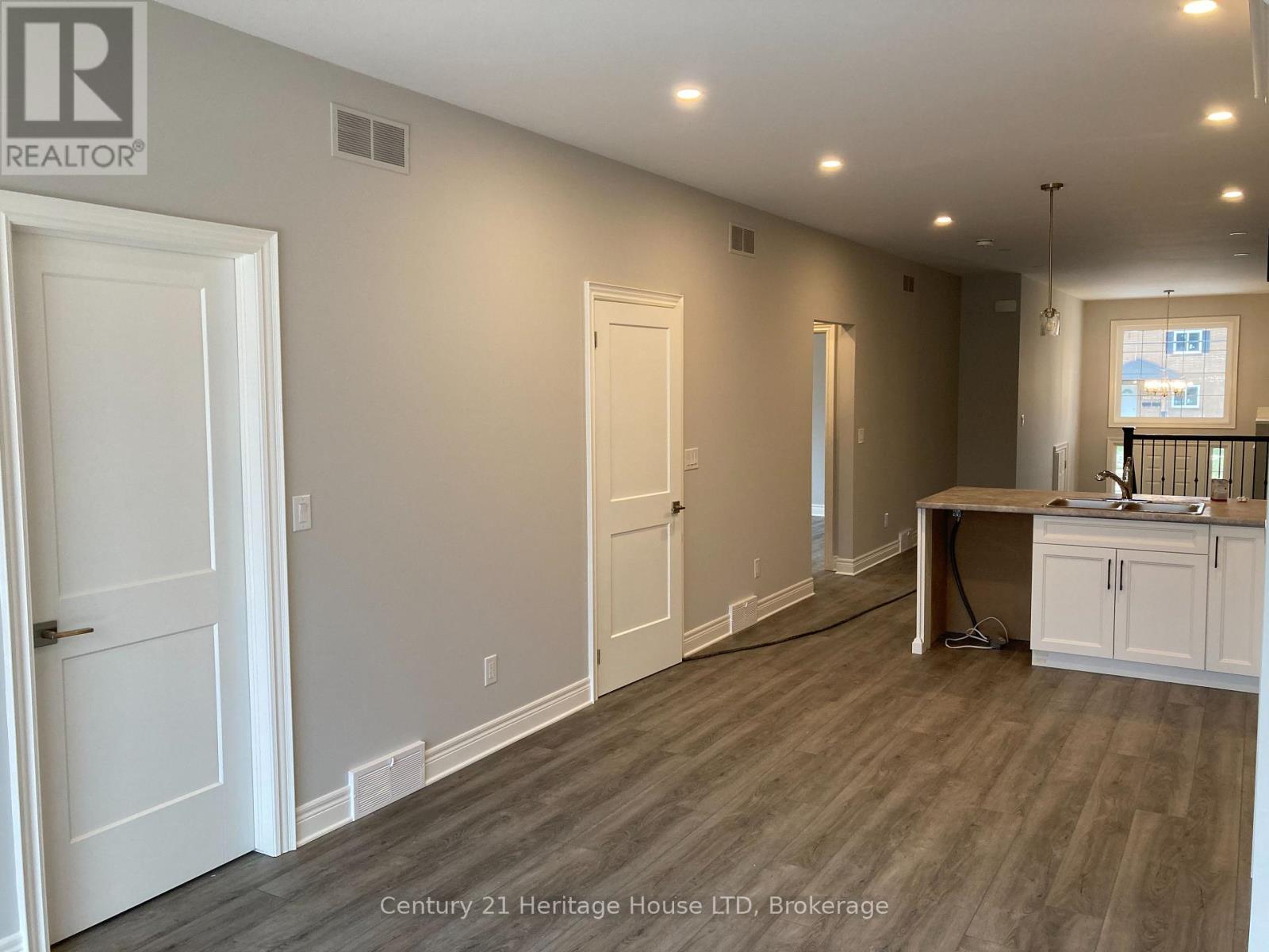 8427 Willoughby Drive E, Niagara Falls, Ontario  L2G 6X4 - Photo 6 - X13529004