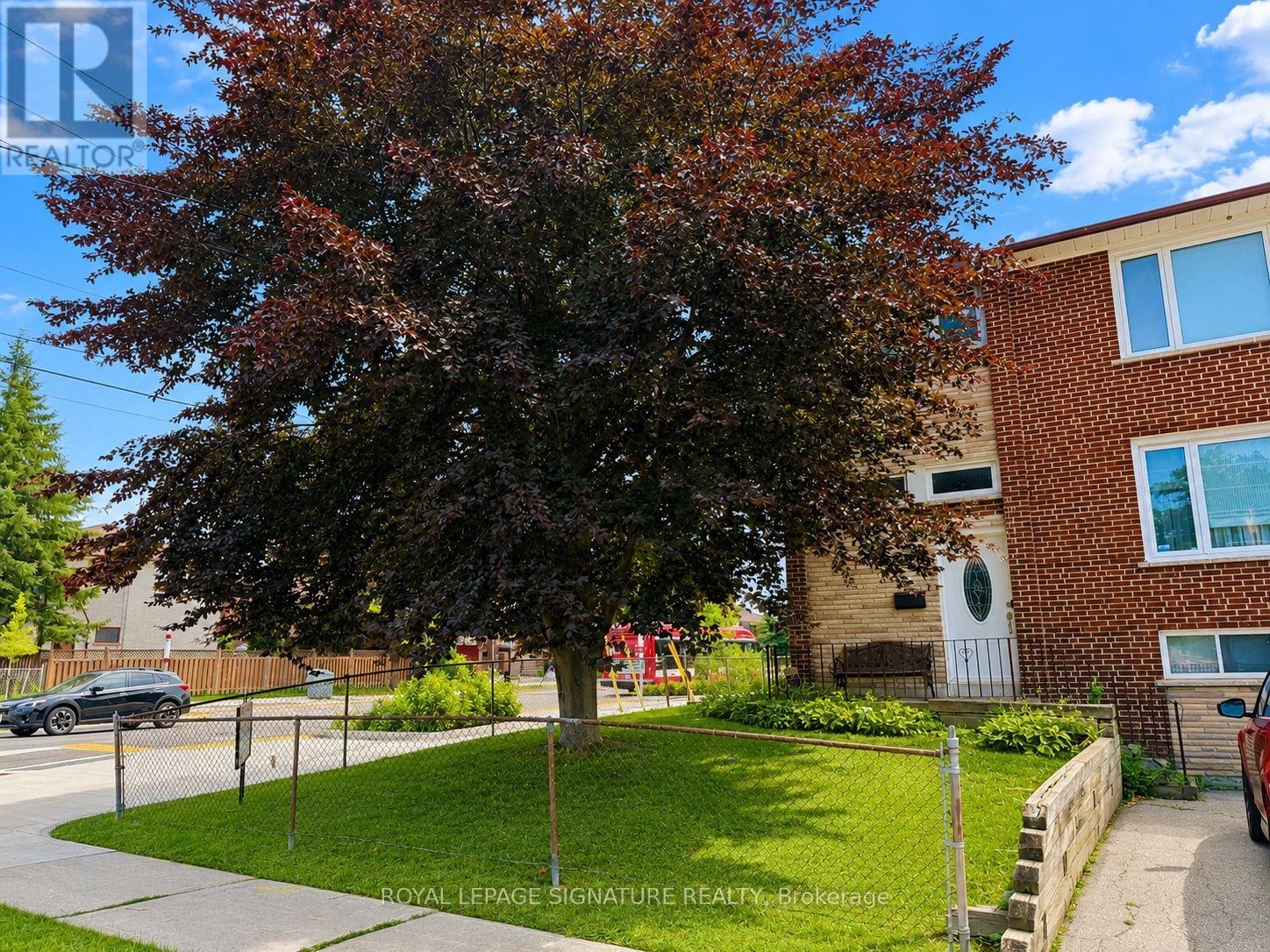 <div class="slider-price">$799,000</div><p>67 Stilecroft Drive, Toronto, Ontario</p>