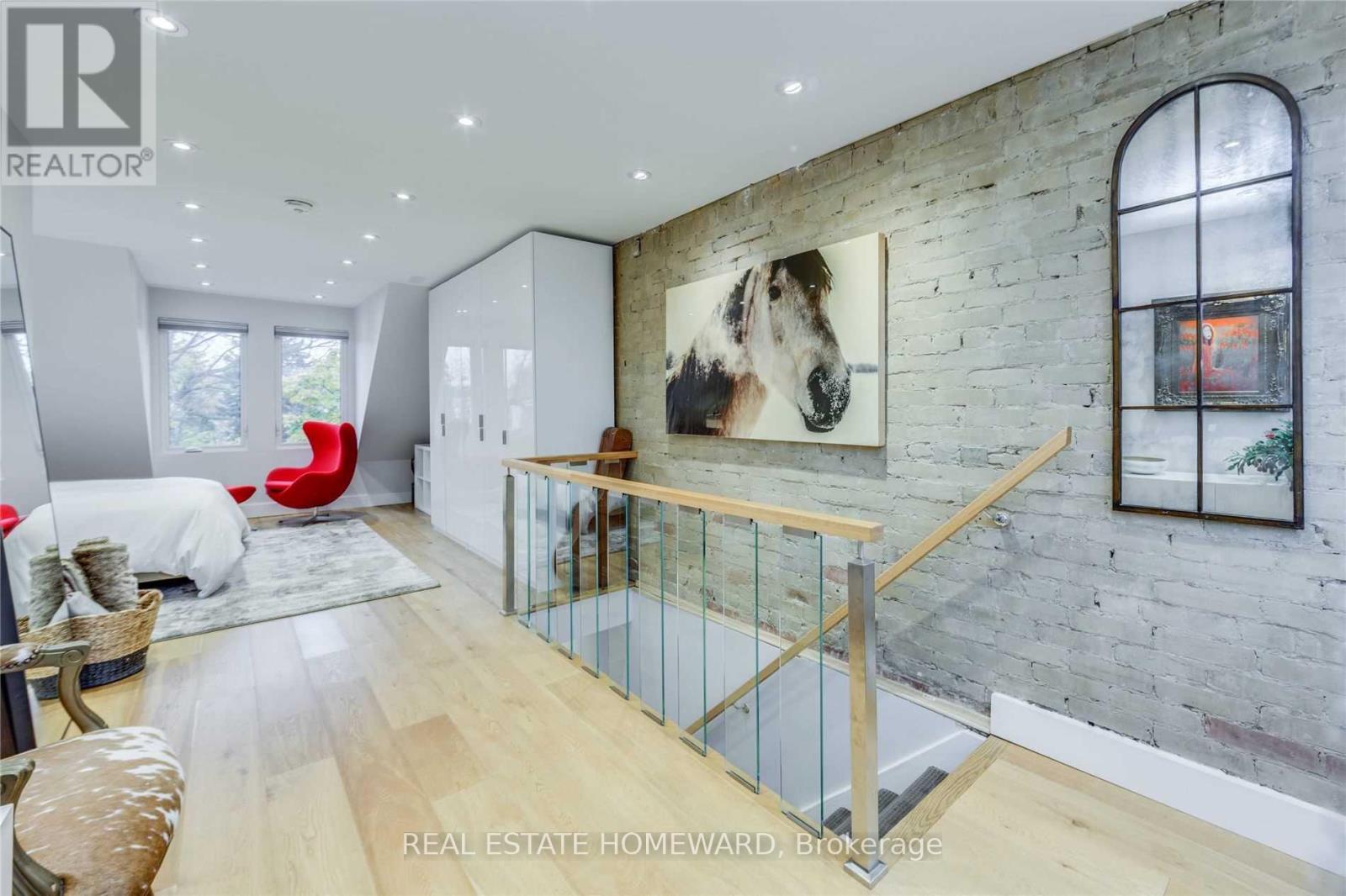 Upper - 185 Strathmore Boulevard, Toronto, Ontario M4J 1P4 - Photo 11 - E13529040